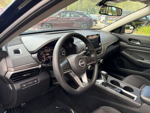 Used 2025 Nissan Altima 2.5 SV FWD image 33