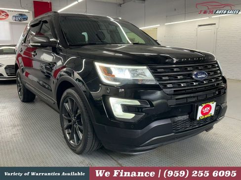 Used 2017 Ford Explorer XLT w/ Equipment Group 202A AWD/4WD image 4