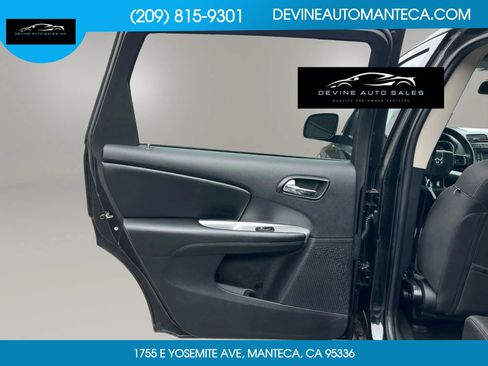 Used 2019 Dodge Journey SE image 23