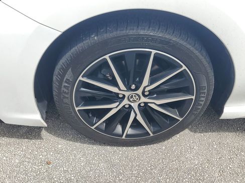 Used 2021 Toyota Camry SE image 3