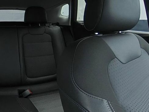 Used 2025 Chevrolet Trax LT FWD image 22