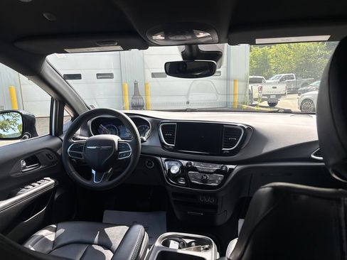 Used 2025 Chrysler Pacifica Select FWD image 10