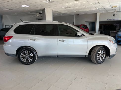 Used 2017 Nissan Pathfinder SL image 10