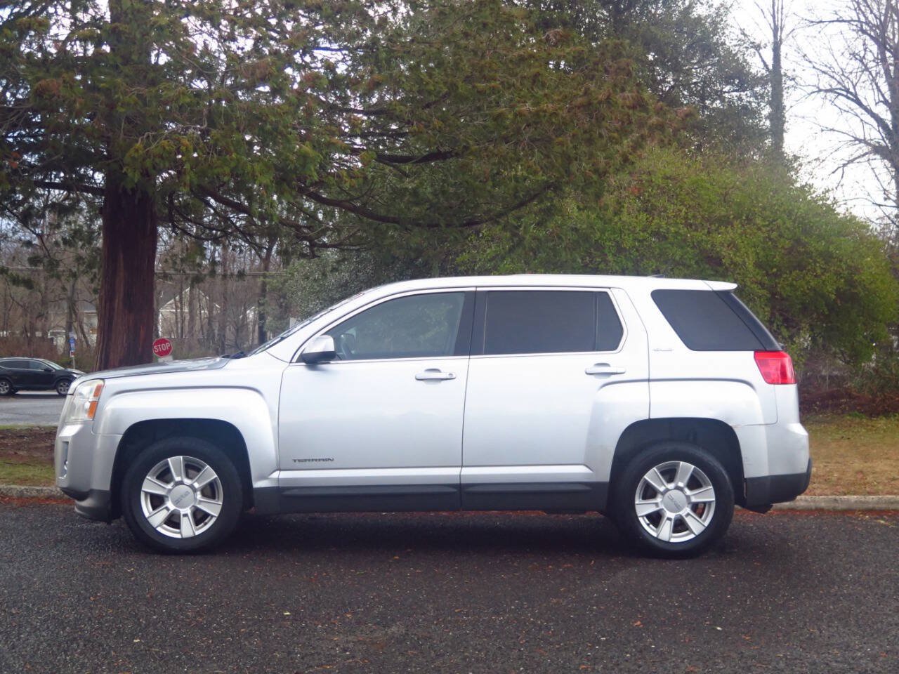 Used 2010 GMC Terrain SLE FWD image 2