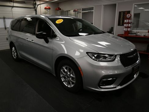 Used 2024 Chrysler Pacifica Touring-L image 2