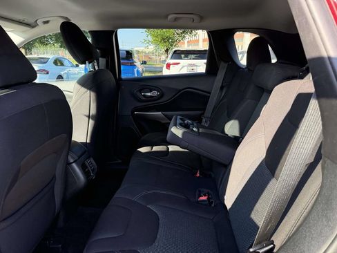 Used 2019 Jeep Cherokee Latitude w/ Popular Appearance Group FWD image 16