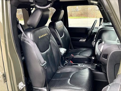Used 2015 Jeep Wrangler Unlimited Sahara w/ Dual Top Group AWD/4WD image 8