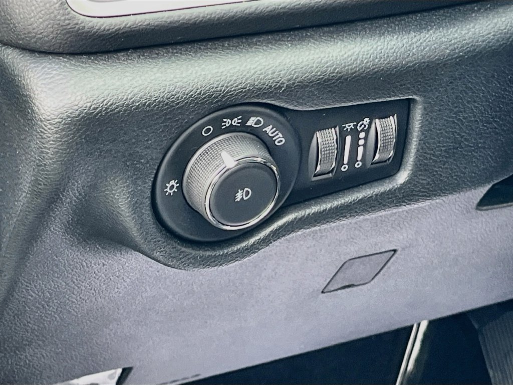 Used 2026 Chrysler Pacifica Select FWD image 10