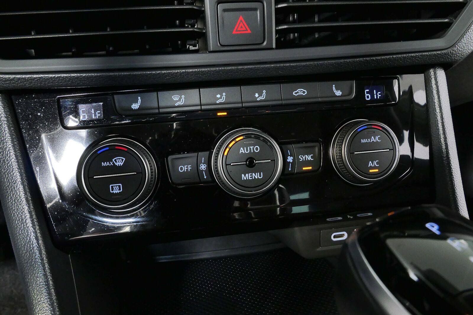 Used 2024 Volkswagen Jetta SE w/ Panoramic Sunroof Package FWD image 13