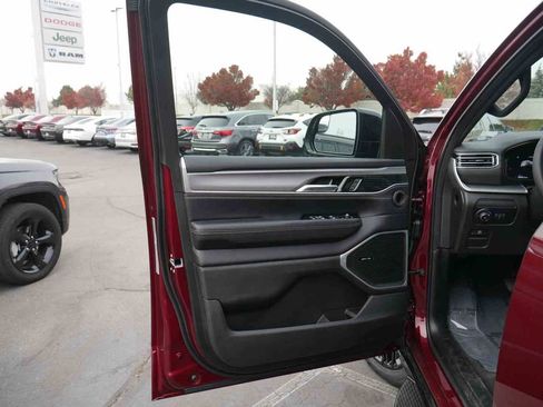 New 2025 Jeep Wagoneer L Series II image 27