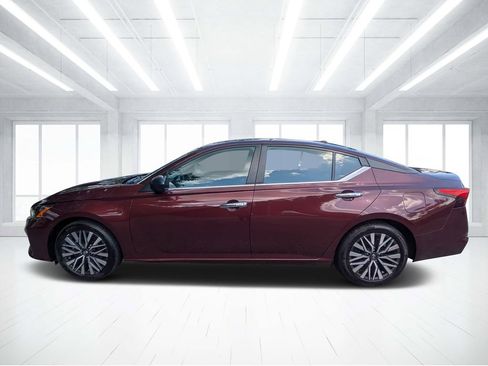 Used 2024 Nissan Altima 2.5 SV FWD image 6