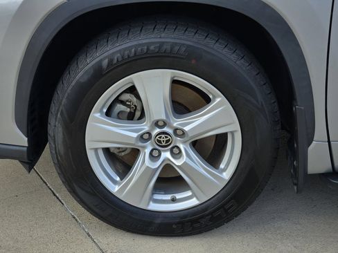 Used 2023 Toyota Highlander L FWD image 8