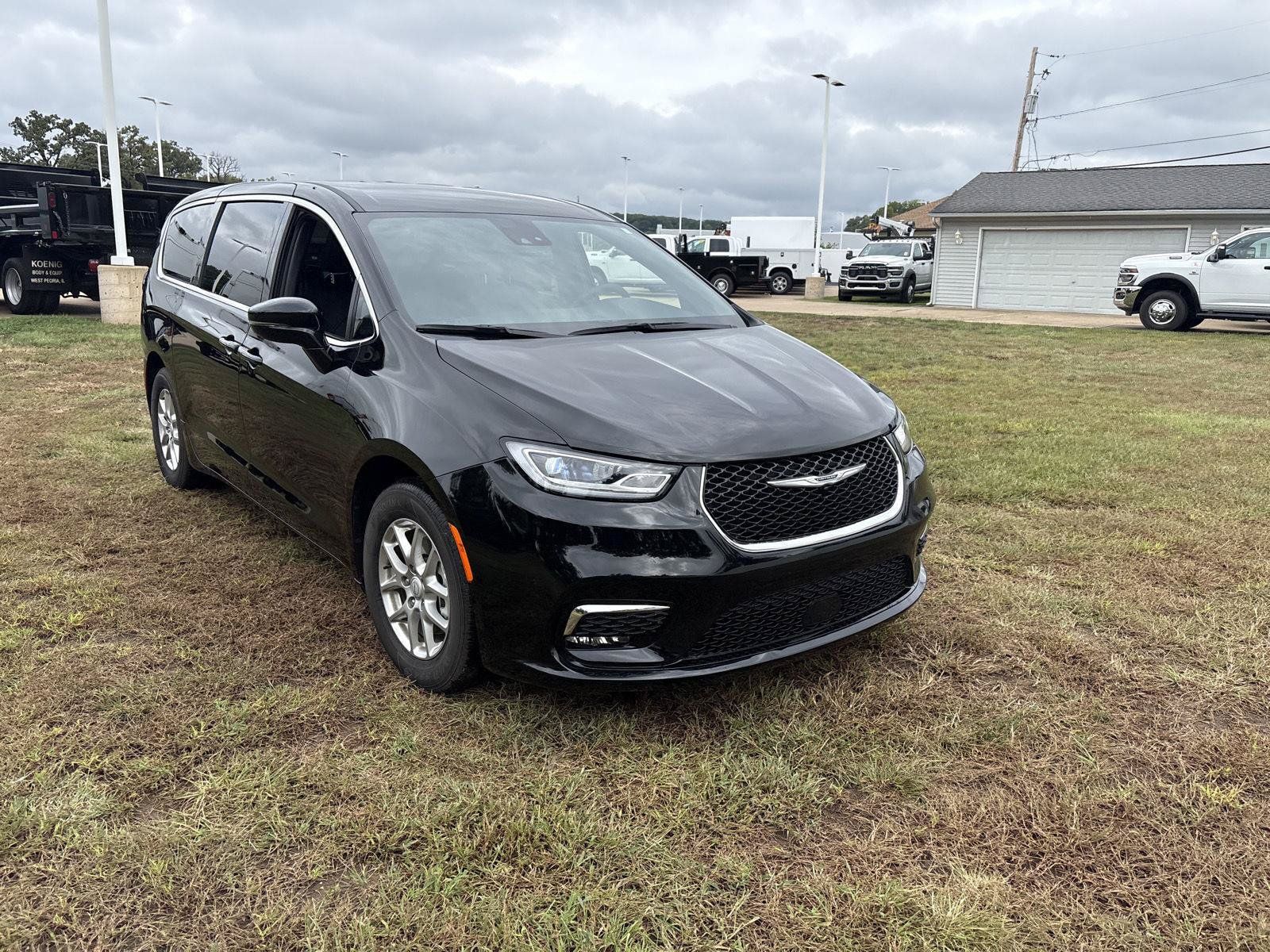 Used 2026 Chrysler Pacifica Select FWD image 3