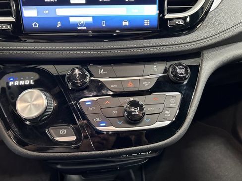 Used 2022 Chrysler Pacifica Touring-L w/ S Appearance Package FWD image 23