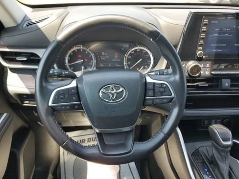 Used 2022 Toyota Highlander XLE AWD/4WD image 19