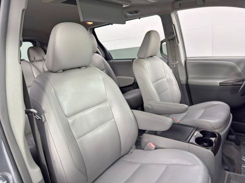 Used 2018 Toyota Sienna XLE Premium image 37