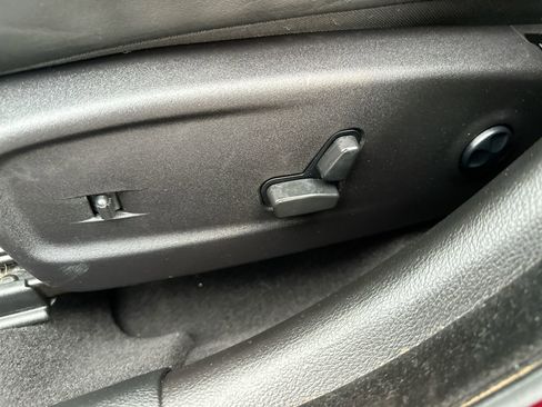 Used 2023 Chrysler 300 C image 12