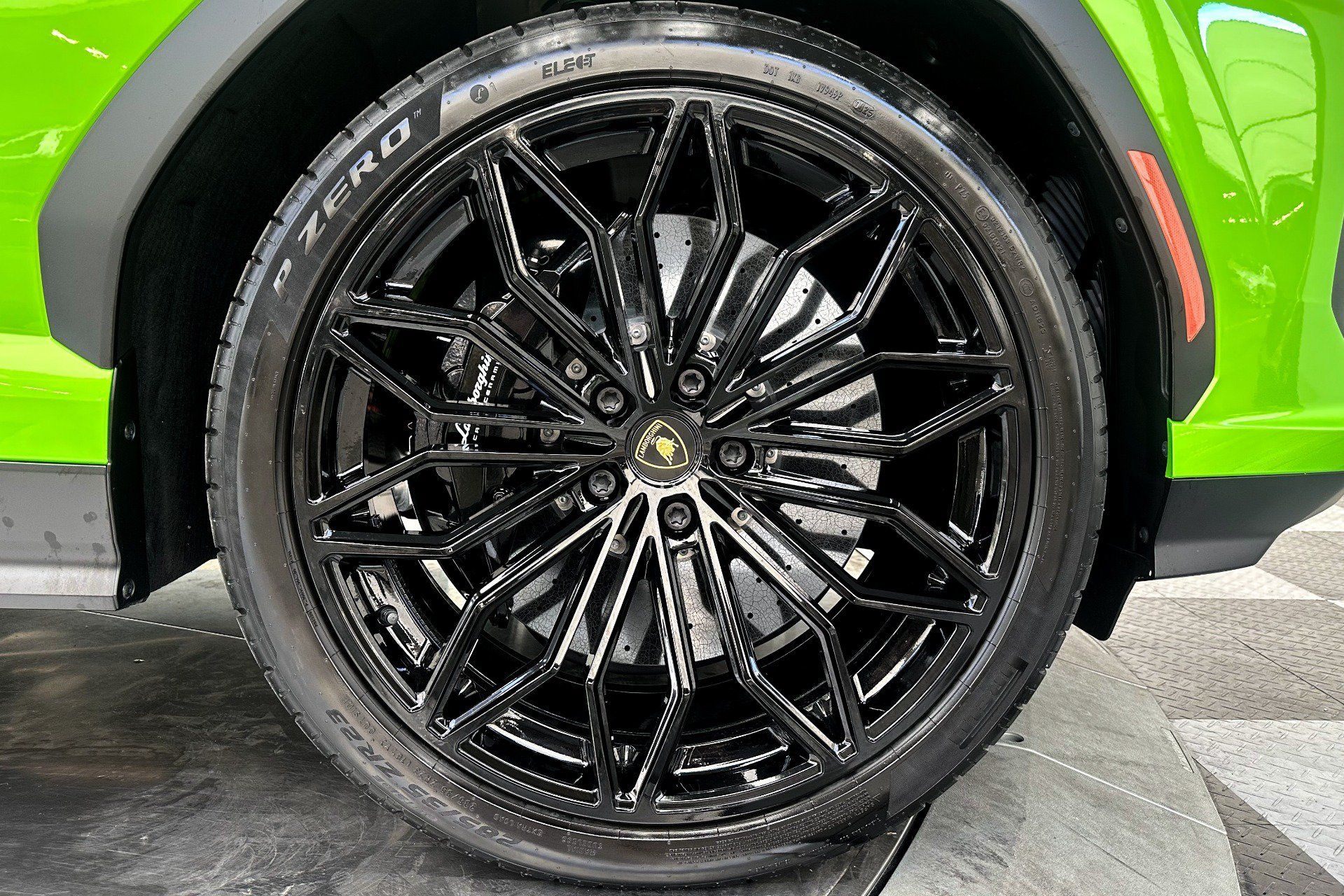 Used 2025 Lamborghini Urus SE AWD/4WD image 39