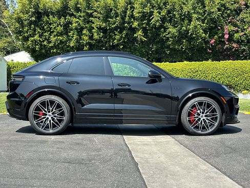 New 2026 Porsche Macan Turbo Electric AWD/4WD image 9