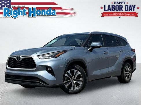Used 2024 Toyota Highlander XLE FWD image 1