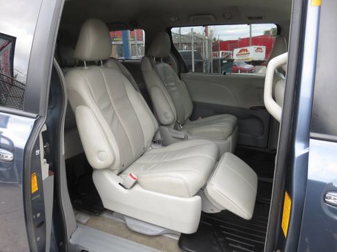 Used 2014 Toyota Sienna XLE image 24