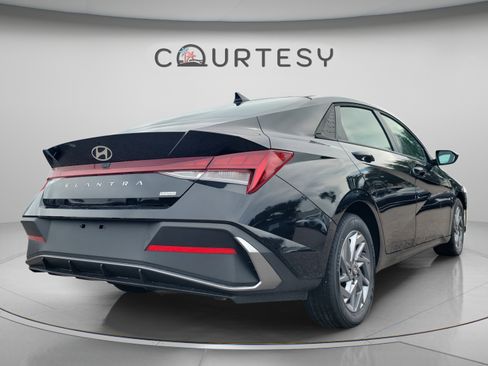 Certified 2025 Hyundai Elantra Hybrid FWD image 4