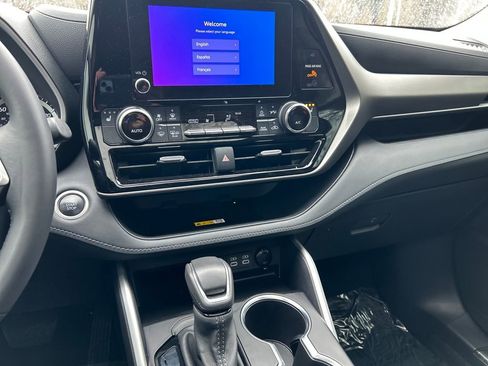 Used 2024 Toyota Highlander XLE image 11