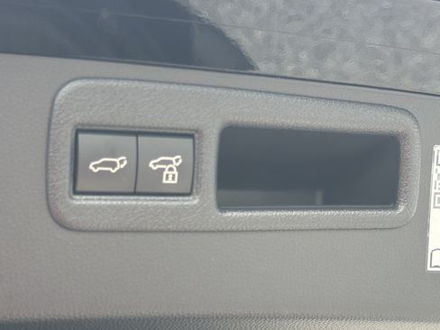 Used 2022 Toyota Venza LE AWD/4WD image 29