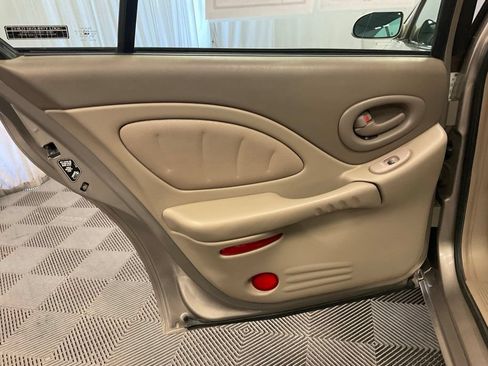 Used 2001 Pontiac Bonneville SLE FWD image 31