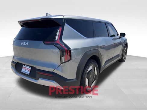 Used 2024 Kia EV9 Light Long Range RWD image 7
