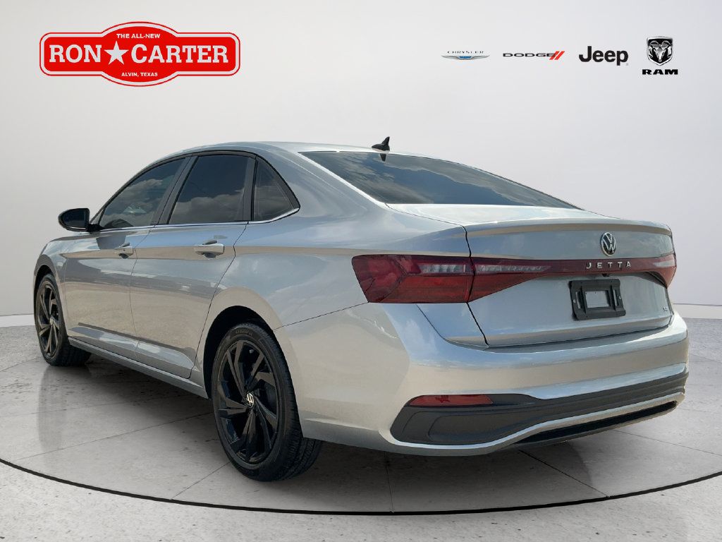 Used 2026 Volkswagen Jetta SE FWD image 4
