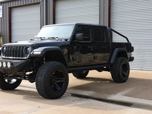 Used 2024 Jeep Gladiator Rubicon w/ Technology Group AWD/4WD image 10