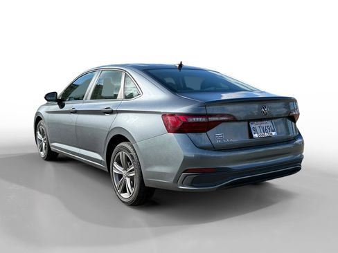 Used 2024 Volkswagen Jetta SE image 3