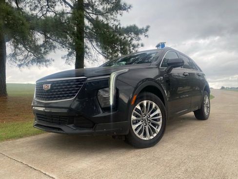 Used 2024 Cadillac XT4 Premium Luxury image 3