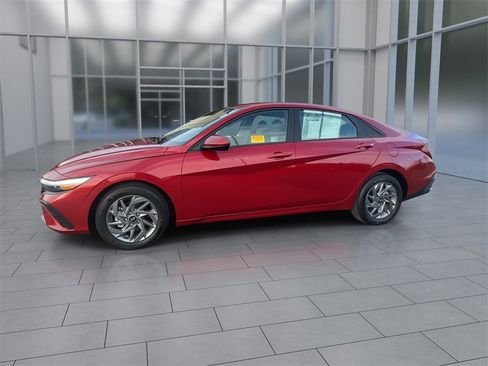 Used 2024 Hyundai Elantra SEL image 6