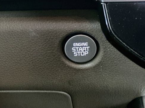Used 2025 Kia Carnival FWD image 26