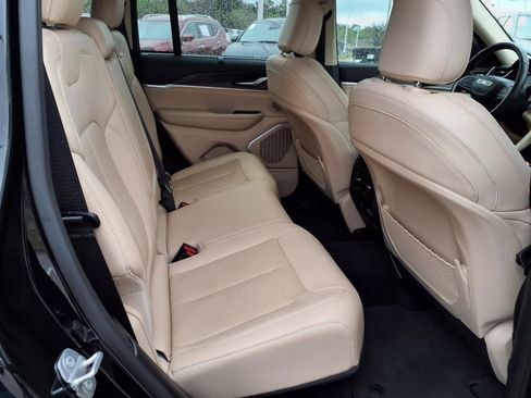 Used 2022 Jeep Grand Cherokee Limited w/ Luxury Tech Group II image 19