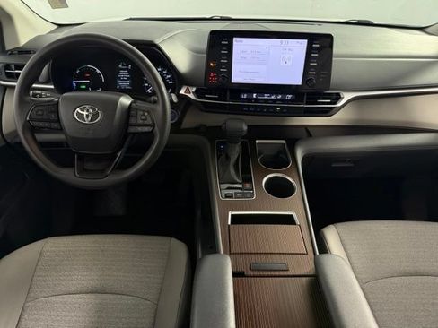 Used 2023 Toyota Sienna LE FWD image 25