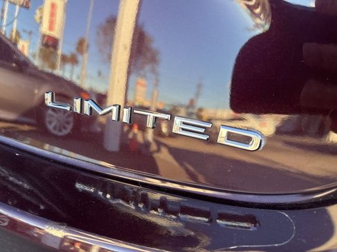 Used 2017 Toyota Avalon Limited image 3