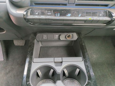 Used 2024 Toyota Prius XLE FWD image 27