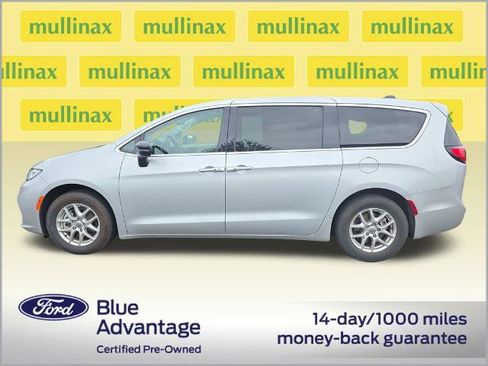 Used 2024 Chrysler Pacifica Touring-L FWD image 12