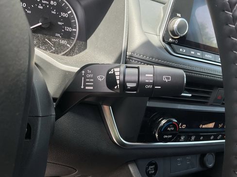 Used 2025 Nissan Rogue SV FWD image 28