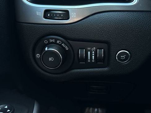 Used 2019 Jeep Cherokee Latitude Plus w/ Comfort/Convenience Group AWD/4WD image 21