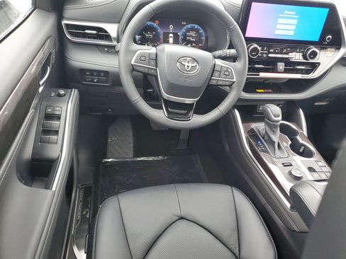 New 2026 Toyota Highlander Platinum image 11
