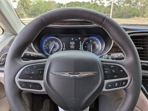 Used 2024 Chrysler Pacifica Limited image 28