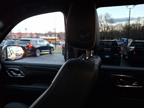 Used 2023 GMC Yukon SLT w/ SLT Luxury Package image 17