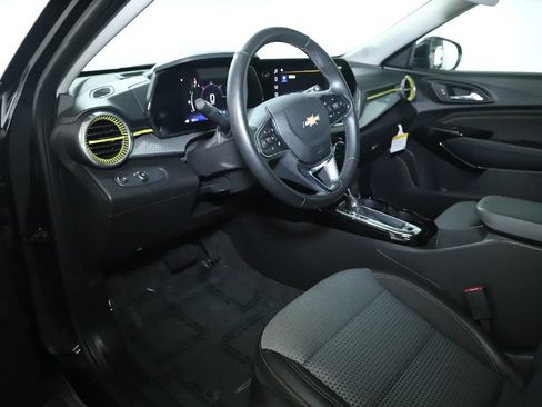 Used 2025 Chevrolet Trax LT w/ Driver Confidence Package FWD image 17
