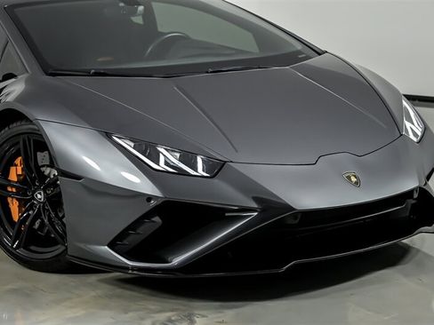 Used 2020 Lamborghini Huracan EVO RWD image 2