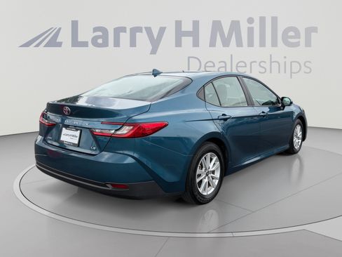 Used 2025 Toyota Camry LE FWD image 5