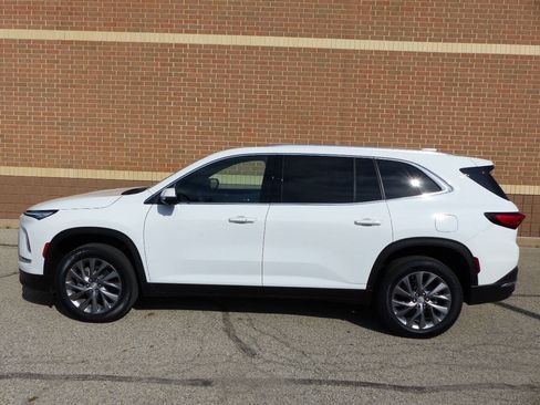 Used 2025 Buick Enclave Preferred FWD image 5